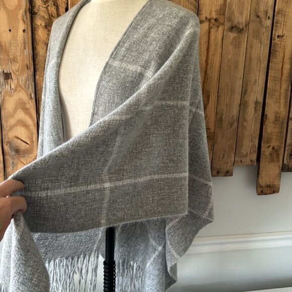 NWT Lane Bryant Women’s Plaid Fringe Hem Poncho Shaw Cardigan OS Gray White - Picture 4 of 13